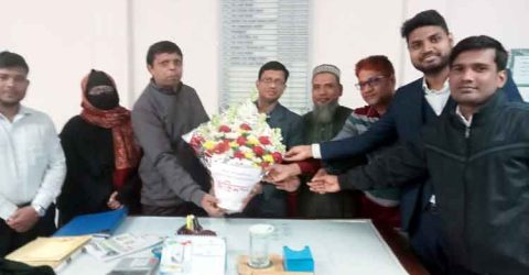 অধ্যাপক পদে পদোন্নতিতে কামরুল হাসানকে ফুলেল শুভেচ্ছা